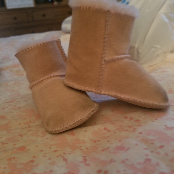 Uggs - Picture 4 of 4